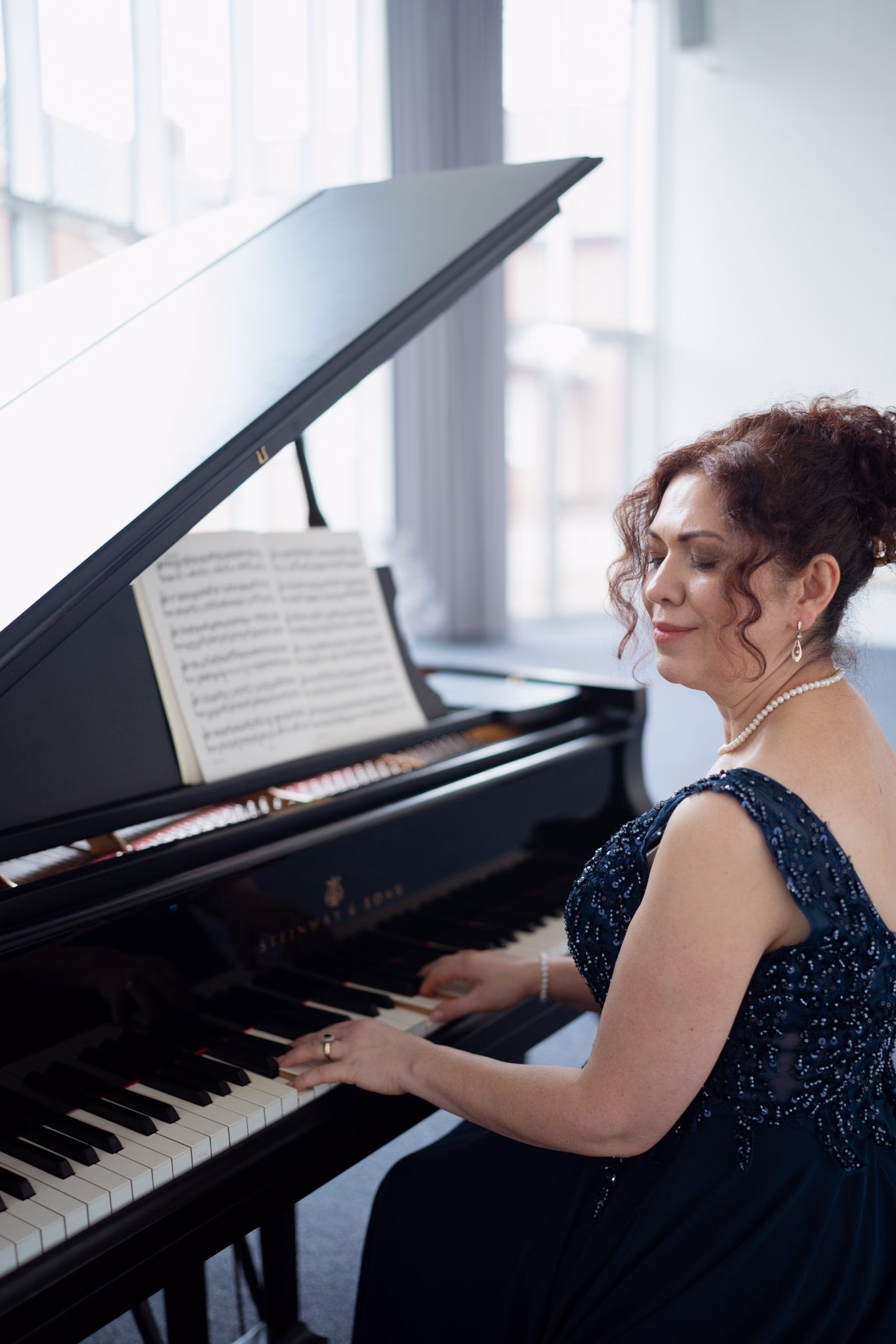 Diplom-Pianistin Aida S. Ismayilova am Flügel